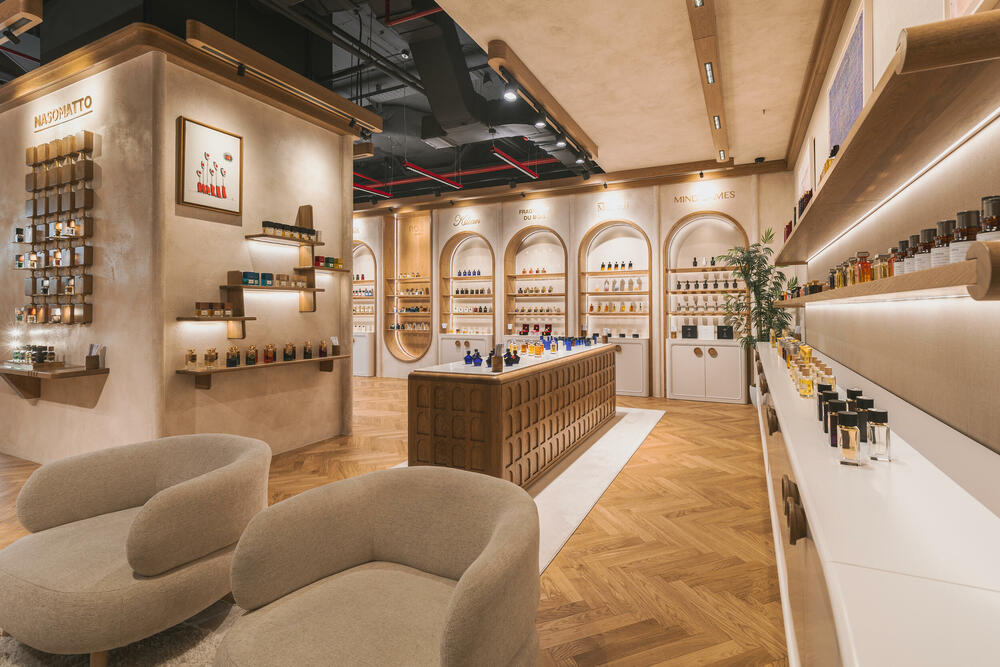 <p><strong>Podgorica je dobila novu parfemsku pozornicu koja pomjera granice luksuznog iskustva u cijelom regionu. DURŌ, koncept prepoznatljiv po ideji &ldquo;parfimerije sa pet zvjezdica&rdquo;, otvorio je najspektakularniji i najluksuzniji prostor do sada, u okviru kompleksa Capital Plaza, na jednoj od najprestižnijih urbanih tačaka grada. </strong></p>