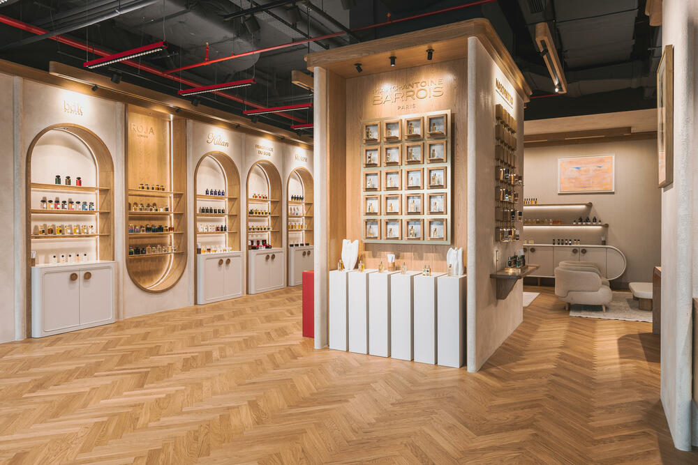 <p><strong>Podgorica je dobila novu parfemsku pozornicu koja pomjera granice luksuznog iskustva u cijelom regionu. DURŌ, koncept prepoznatljiv po ideji &ldquo;parfimerije sa pet zvjezdica&rdquo;, otvorio je najspektakularniji i najluksuzniji prostor do sada, u okviru kompleksa Capital Plaza, na jednoj od najprestižnijih urbanih tačaka grada. </strong></p>