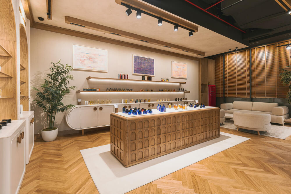 <p><strong>Podgorica je dobila novu parfemsku pozornicu koja pomjera granice luksuznog iskustva u cijelom regionu. DURŌ, koncept prepoznatljiv po ideji &ldquo;parfimerije sa pet zvjezdica&rdquo;, otvorio je najspektakularniji i najluksuzniji prostor do sada, u okviru kompleksa Capital Plaza, na jednoj od najprestižnijih urbanih tačaka grada. </strong></p>