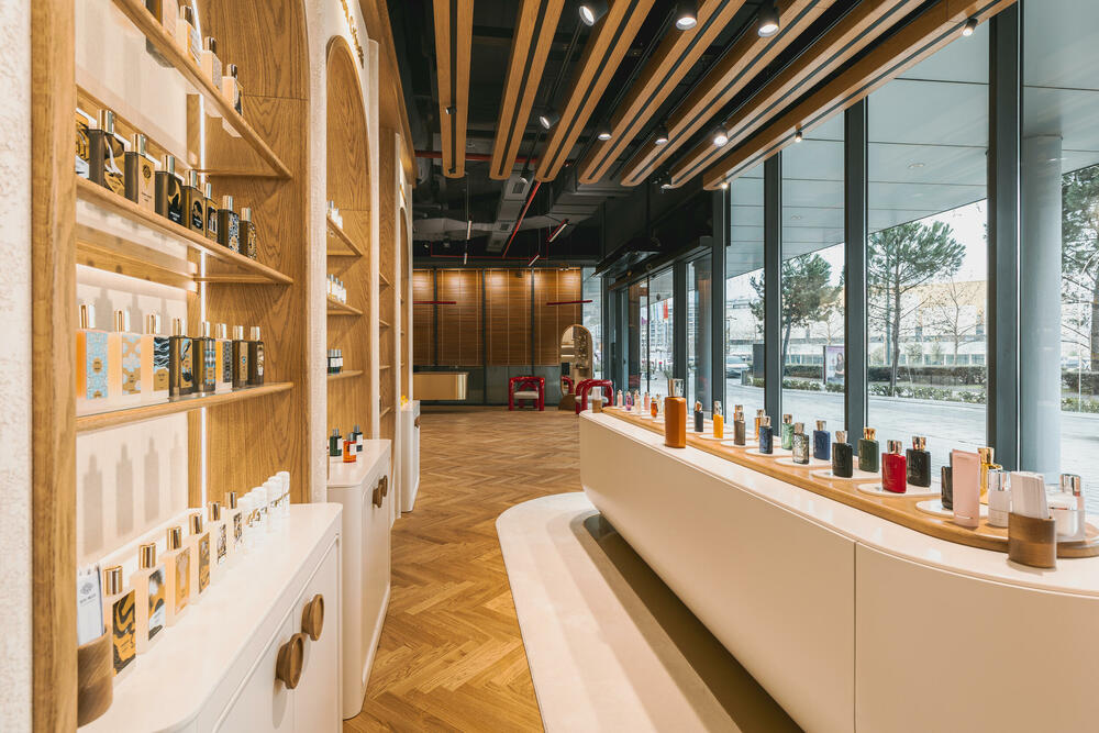 <p><strong>Podgorica je dobila novu parfemsku pozornicu koja pomjera granice luksuznog iskustva u cijelom regionu. DURŌ, koncept prepoznatljiv po ideji &ldquo;parfimerije sa pet zvjezdica&rdquo;, otvorio je najspektakularniji i najluksuzniji prostor do sada, u okviru kompleksa Capital Plaza, na jednoj od najprestižnijih urbanih tačaka grada. </strong></p>