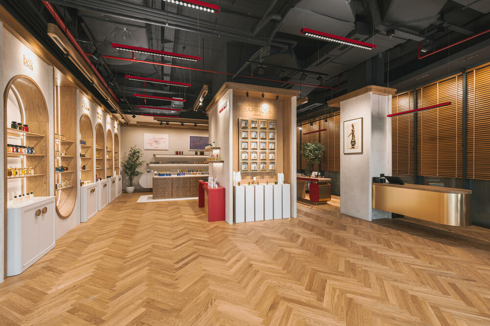 <p><strong>Podgorica je dobila novu parfemsku pozornicu koja pomjera granice luksuznog iskustva u cijelom regionu. DURŌ, koncept prepoznatljiv po ideji &ldquo;parfimerije sa pet zvjezdica&rdquo;, otvorio je najspektakularniji i najluksuzniji prostor do sada, u okviru kompleksa Capital Plaza, na jednoj od najprestižnijih urbanih tačaka grada. </strong></p>