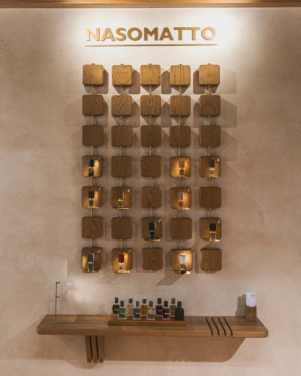 <p><strong>Podgorica je dobila novu parfemsku pozornicu koja pomjera granice luksuznog iskustva u cijelom regionu. DURŌ, koncept prepoznatljiv po ideji &ldquo;parfimerije sa pet zvjezdica&rdquo;, otvorio je najspektakularniji i najluksuzniji prostor do sada, u okviru kompleksa Capital Plaza, na jednoj od najprestižnijih urbanih tačaka grada. </strong></p>