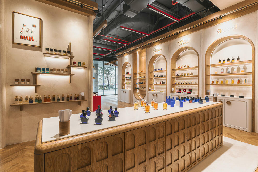 <p><strong>Podgorica je dobila novu parfemsku pozornicu koja pomjera granice luksuznog iskustva u cijelom regionu. DURŌ, koncept prepoznatljiv po ideji &ldquo;parfimerije sa pet zvjezdica&rdquo;, otvorio je najspektakularniji i najluksuzniji prostor do sada, u okviru kompleksa Capital Plaza, na jednoj od najprestižnijih urbanih tačaka grada. </strong></p>