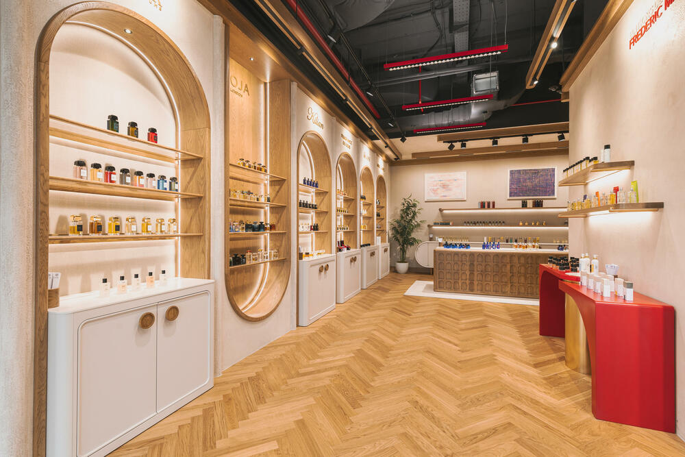 <p><strong>Podgorica je dobila novu parfemsku pozornicu koja pomjera granice luksuznog iskustva u cijelom regionu. DURŌ, koncept prepoznatljiv po ideji &ldquo;parfimerije sa pet zvjezdica&rdquo;, otvorio je najspektakularniji i najluksuzniji prostor do sada, u okviru kompleksa Capital Plaza, na jednoj od najprestižnijih urbanih tačaka grada. </strong></p>