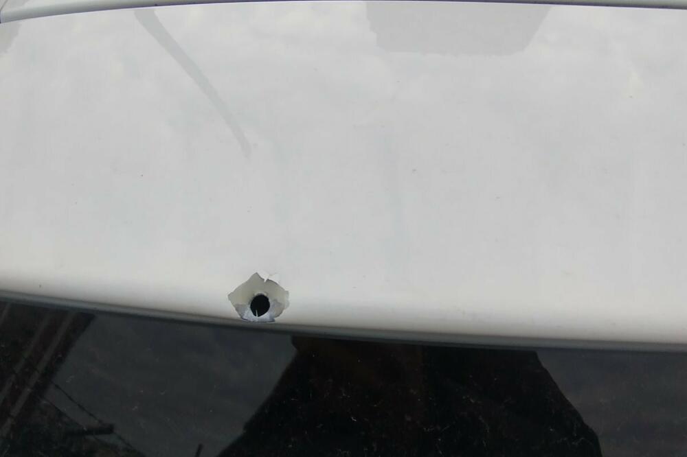 Metak oštetio automobil, Foto: Privatna arhiva