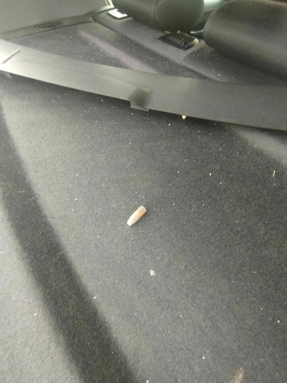 Projektil završio u unutrašnjosti vozila