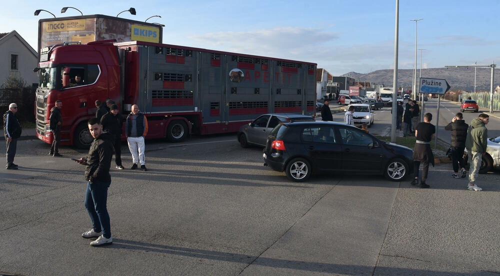<p>Mještani poručili da će protesti biti širom države</p>