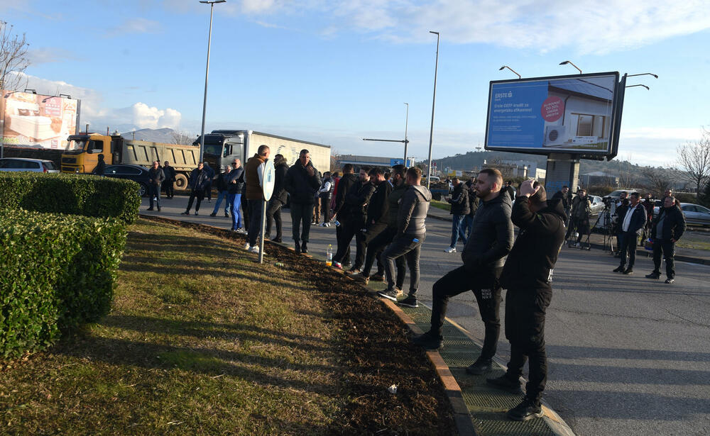 <p>Mještani poručili da će protesti biti širom države</p>