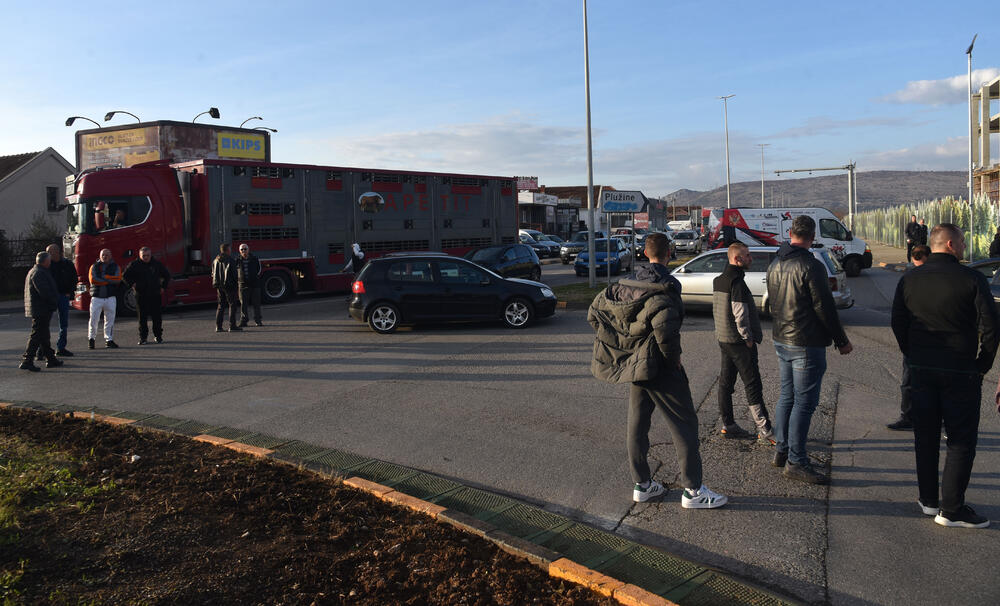 <p>Mještani poručili da će protesti biti širom države</p>