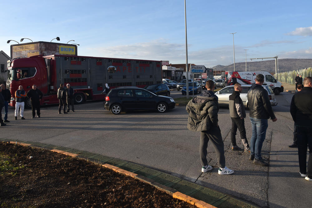 Sa jedne od blokada mještana Botuna, Foto: Boris Pejović