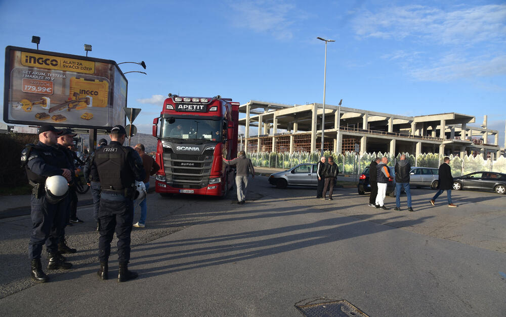 <p>Mještani poručili da će protesti biti širom države</p>