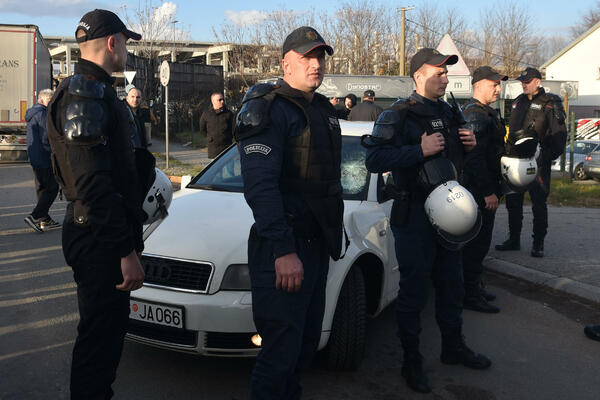 Sokağa çıkma yasağı sırasında yaşanan bir olay sonrasında birkaç kişi gözaltına alındı...