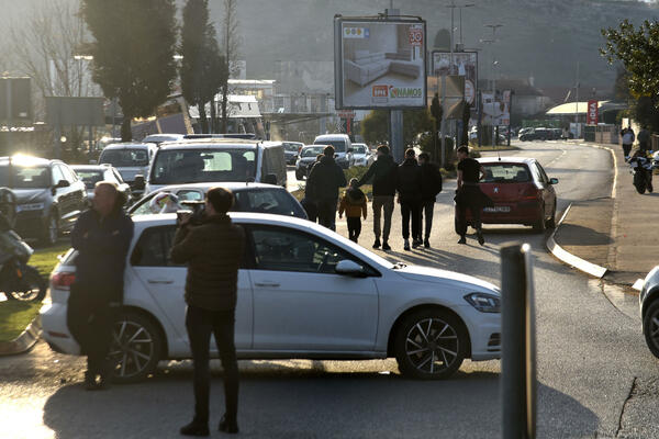 Kağıt üzerinde yasaklar, sokaklarda barikatlar: Polis önlem almıyor...