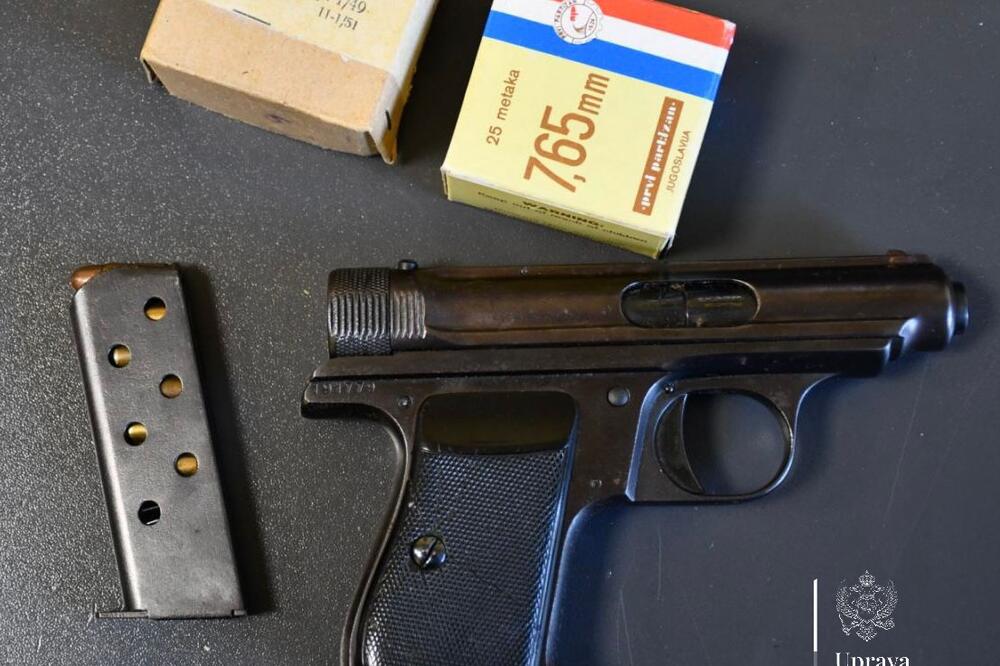 Pronađeno oružje i municija, Foto: Uprava policije