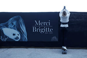 I Bog stvori plavušu