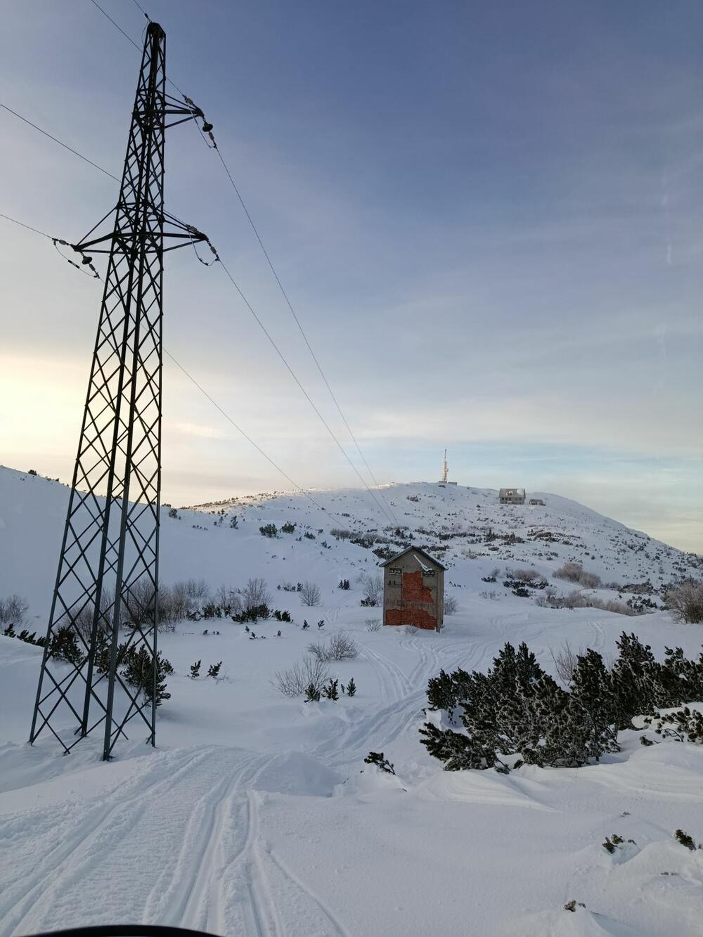 <p>Kako su kazali iz RDC-a, njihove ekipe i Vojska Crne Gore dopremili su iz vazduha tonu goriva za potrebe infrastrukture RDC-a na toj lokaciji i predajne opreme koja obezbjeđuje funkcionisanje javnog radiotelevizijskog servisa, mobilnih mreža i informacionih sistema državnih organa na teritoriji Žabljaka i Pljevalja</p>