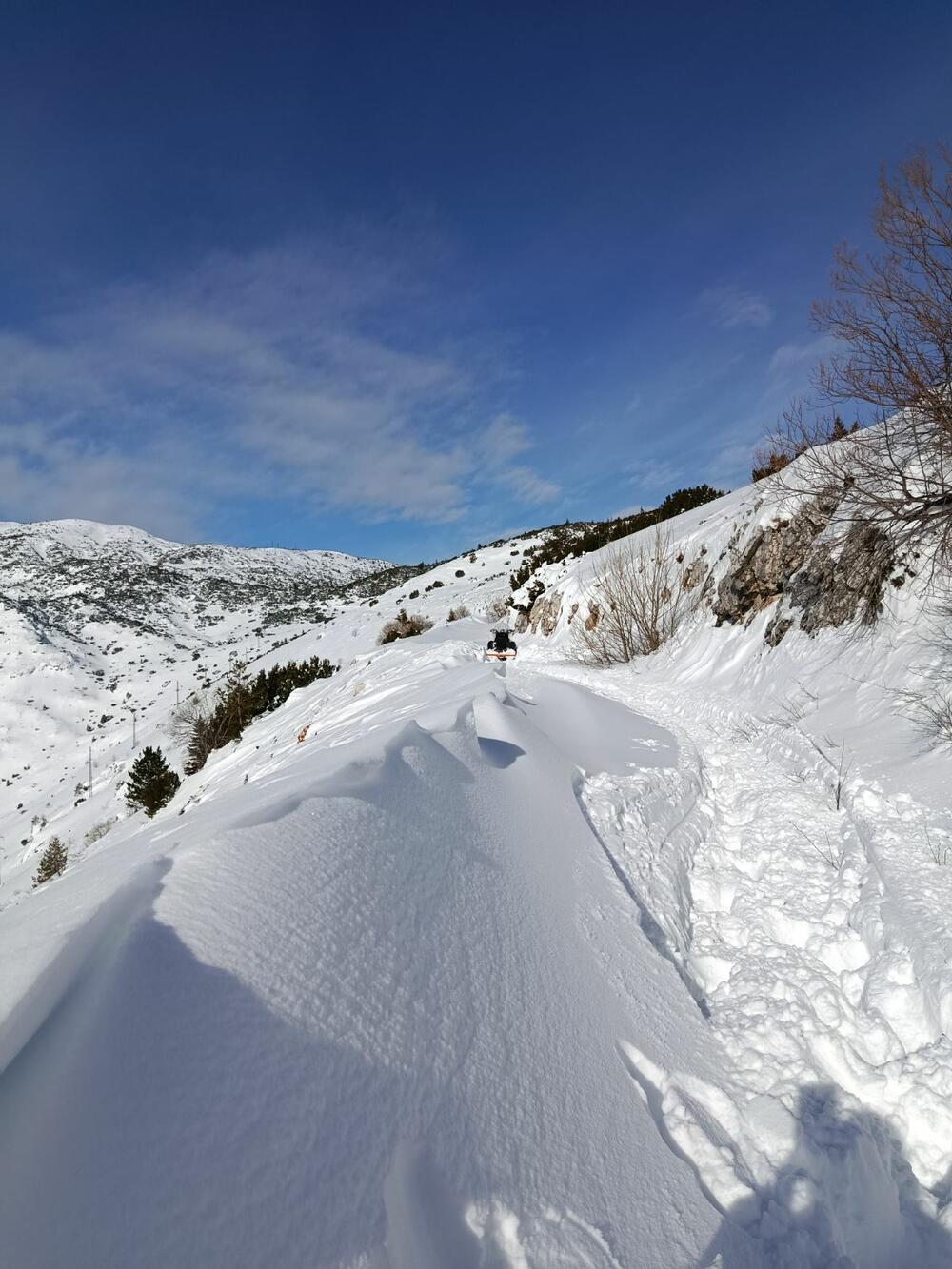 <p>Kako su kazali iz RDC-a, njihove ekipe i Vojska Crne Gore dopremili su iz vazduha tonu goriva za potrebe infrastrukture RDC-a na toj lokaciji i predajne opreme koja obezbjeđuje funkcionisanje javnog radiotelevizijskog servisa, mobilnih mreža i informacionih sistema državnih organa na teritoriji Žabljaka i Pljevalja</p>