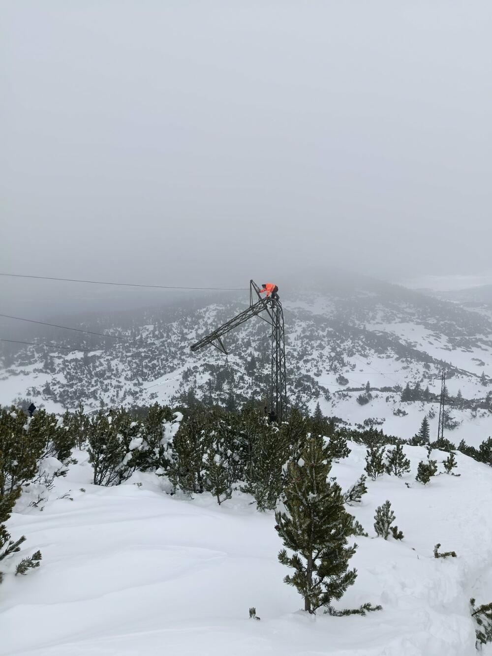 <p>Kako su kazali iz RDC-a, njihove ekipe i Vojska Crne Gore dopremili su iz vazduha tonu goriva za potrebe infrastrukture RDC-a na toj lokaciji i predajne opreme koja obezbjeđuje funkcionisanje javnog radiotelevizijskog servisa, mobilnih mreža i informacionih sistema državnih organa na teritoriji Žabljaka i Pljevalja</p>