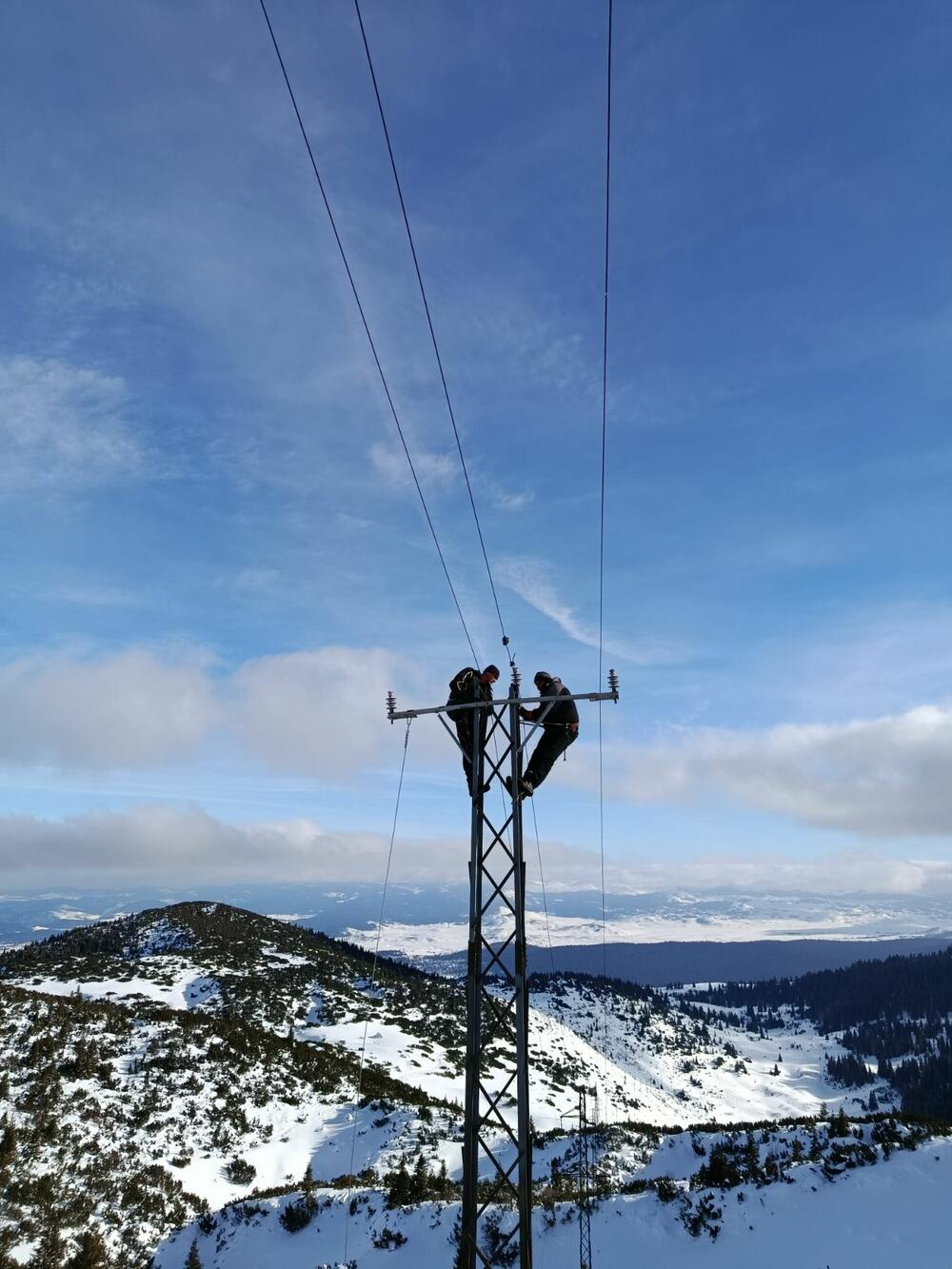 <p>Kako su kazali iz RDC-a, njihove ekipe i Vojska Crne Gore dopremili su iz vazduha tonu goriva za potrebe infrastrukture RDC-a na toj lokaciji i predajne opreme koja obezbjeđuje funkcionisanje javnog radiotelevizijskog servisa, mobilnih mreža i informacionih sistema državnih organa na teritoriji Žabljaka i Pljevalja</p>