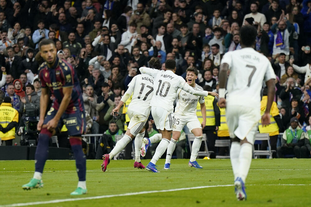 Fudbaleri Reala proslavljau gol, Foto: Reuters