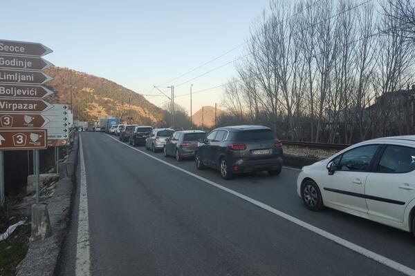 Blockades of the bridge towards Cetinje and the road in Vranjina, Botunjani completed...