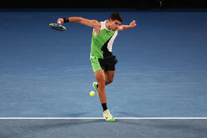 Alkaras očekivano u tri seta dobio Voltona