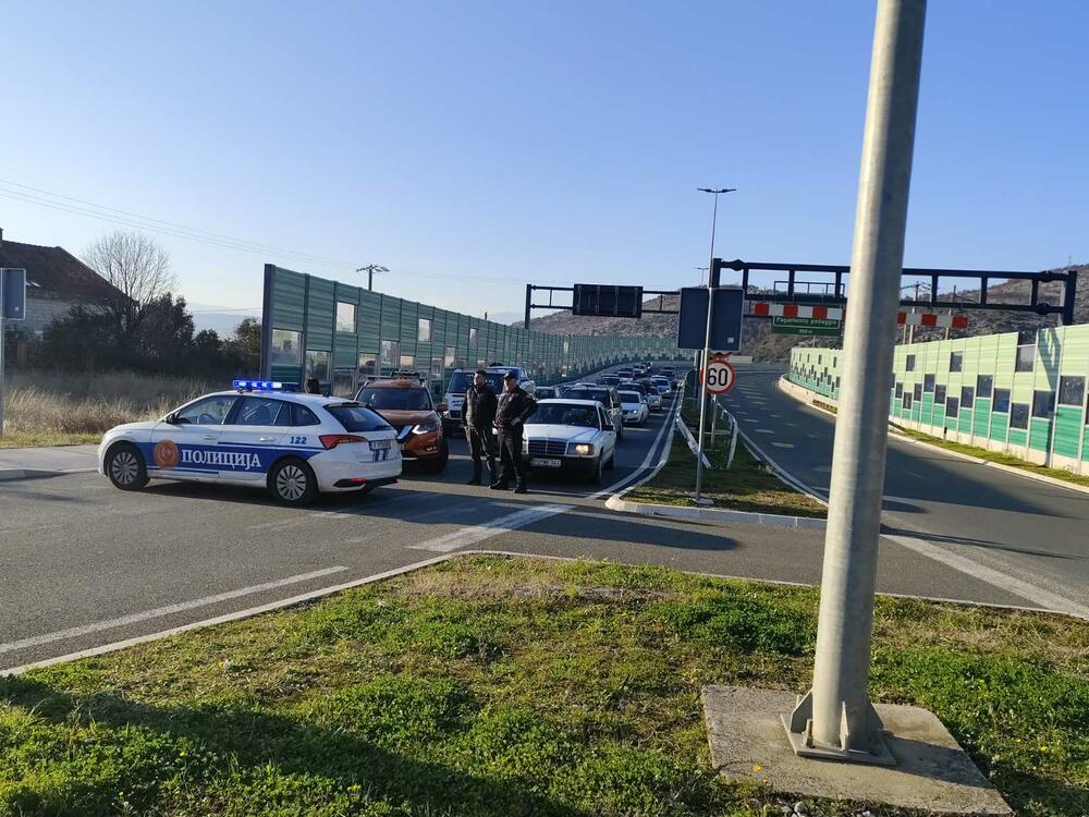 <p>Obustava saobraćaja trajala je od 15 do 15:30 sati</p>