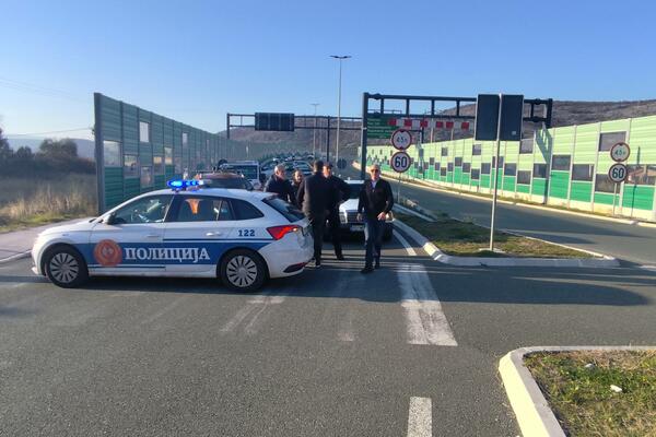 The roundabout at the entrance to the highway was blocked for half an hour today.