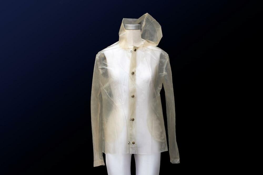 arlota Mekardi, istraživačica i dizajnerka, napravila je kišni mantil od algi, Foto: Charlotte McCurdy Research