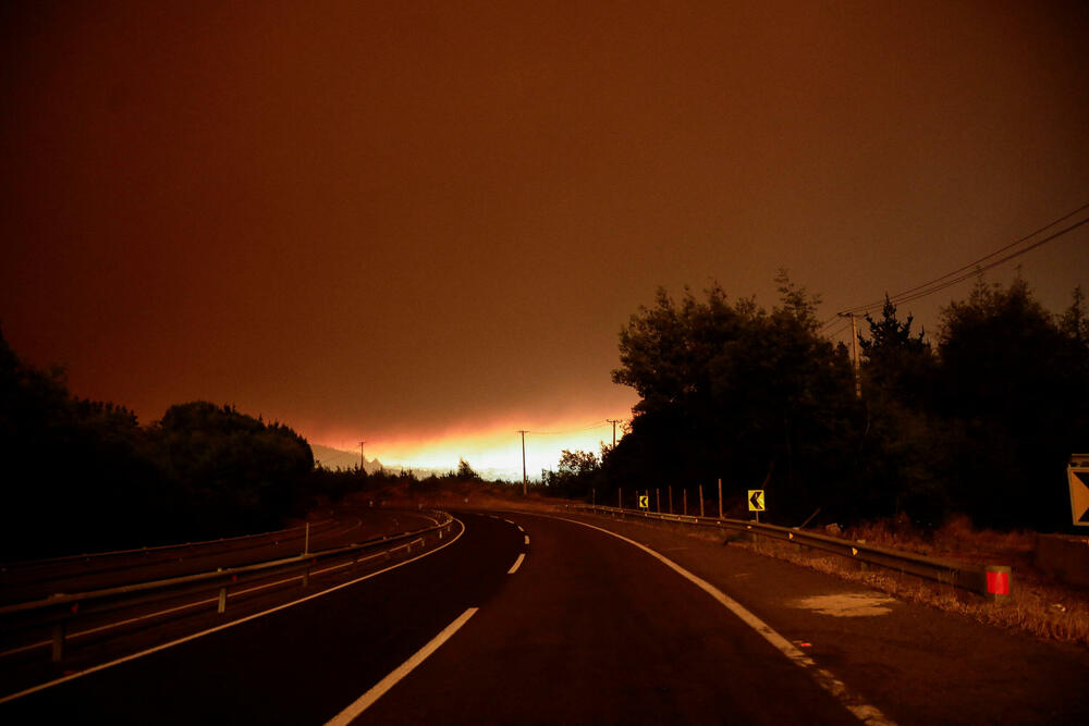 <p>"S obzirom na ozbiljne šumske požare koji su i dalje u toku, odlučio sam da proglasim stanje katastrofe u regionima Njuble i Bio Bio. Svi resursi su na raspolaganju", napisao je predsjednik Čilea Gabrijel Borić u objavi na mreži Iks (X)</p>