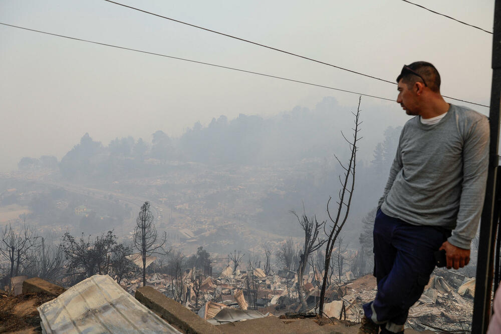 <p>"S obzirom na ozbiljne šumske požare koji su i dalje u toku, odlučio sam da proglasim stanje katastrofe u regionima Njuble i Bio Bio. Svi resursi su na raspolaganju", napisao je predsjednik Čilea Gabrijel Borić u objavi na mreži Iks (X)</p>