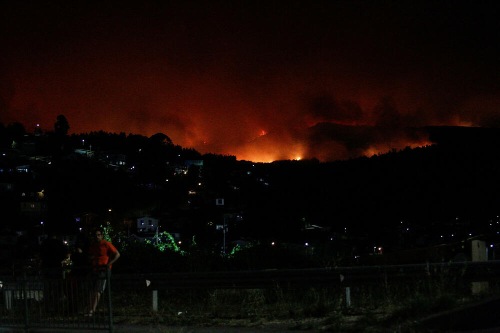 <p>"S obzirom na ozbiljne šumske požare koji su i dalje u toku, odlučio sam da proglasim stanje katastrofe u regionima Njuble i Bio Bio. Svi resursi su na raspolaganju", napisao je predsjednik Čilea Gabrijel Borić u objavi na mreži Iks (X)</p>