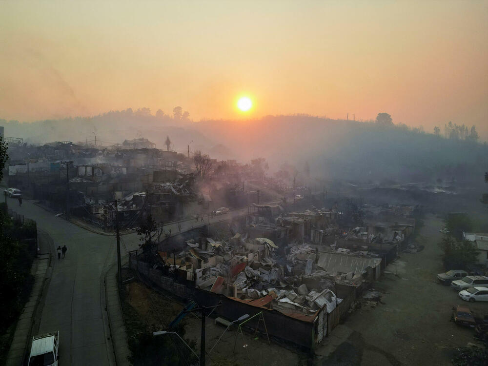 <p>"S obzirom na ozbiljne šumske požare koji su i dalje u toku, odlučio sam da proglasim stanje katastrofe u regionima Njuble i Bio Bio. Svi resursi su na raspolaganju", napisao je predsjednik Čilea Gabrijel Borić u objavi na mreži Iks (X)</p>
