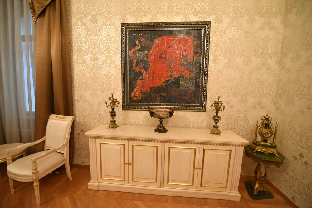 Jedna od umjetničkih slika - 'Bik' Petra Lubarde, okačen u Damskom salonu