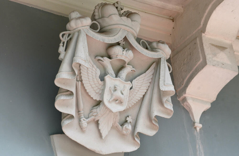 Grb iznad ulaznih vrata