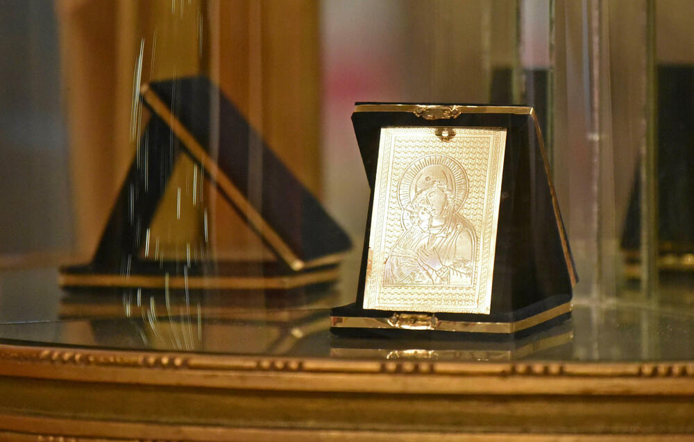 <p>Plavi dvorac izgrađen je 1895. za potrebe prestolonasljednika Danila Petrovića Njegoša, koji nije dočekao dolazak na tron</p>  <p>U rezidenciji se nalazili gimnazija i muzej, a tokom 90-ih je održavano &ldquo;Cetinjsko bijenale&rdquo;</p>  <p>Zgrada nije u dobrom stanju, pogotovo krov, fasada, tapete...</p>