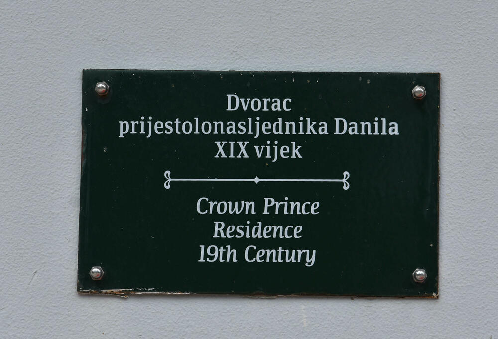 <p>Plavi dvorac izgrađen je 1895. za potrebe prestolonasljednika Danila Petrovića Njegoša, koji nije dočekao dolazak na tron</p>  <p>U rezidenciji se nalazili gimnazija i muzej, a tokom 90-ih je održavano &ldquo;Cetinjsko bijenale&rdquo;</p>  <p>Zgrada nije u dobrom stanju, pogotovo krov, fasada, tapete...</p>