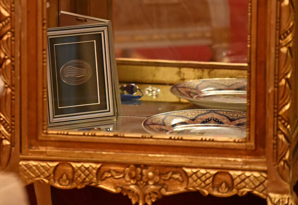 <p>Plavi dvorac izgrađen je 1895. za potrebe prestolonasljednika Danila Petrovića Njegoša, koji nije dočekao dolazak na tron</p>  <p>U rezidenciji se nalazili gimnazija i muzej, a tokom 90-ih je održavano &ldquo;Cetinjsko bijenale&rdquo;</p>  <p>Zgrada nije u dobrom stanju, pogotovo krov, fasada, tapete...</p>