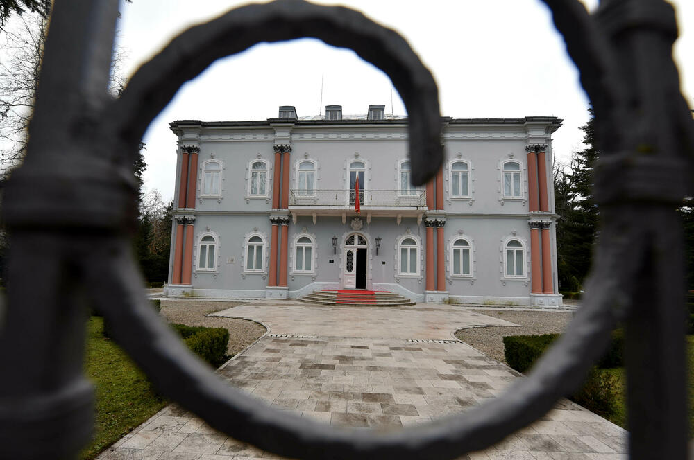 <p>Plavi dvorac izgrađen je 1895. za potrebe prestolonasljednika Danila Petrovića Njegoša, koji nije dočekao dolazak na tron</p>  <p>U rezidenciji se nalazili gimnazija i muzej, a tokom 90-ih je održavano &ldquo;Cetinjsko bijenale&rdquo;</p>  <p>Zgrada nije u dobrom stanju, pogotovo krov, fasada, tapete...</p>