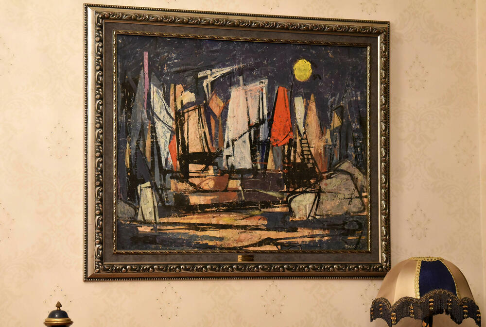 <p>Plavi dvorac izgrađen je 1895. za potrebe prestolonasljednika Danila Petrovića Njegoša, koji nije dočekao dolazak na tron</p>  <p>U rezidenciji se nalazili gimnazija i muzej, a tokom 90-ih je održavano &ldquo;Cetinjsko bijenale&rdquo;</p>  <p>Zgrada nije u dobrom stanju, pogotovo krov, fasada, tapete...</p>