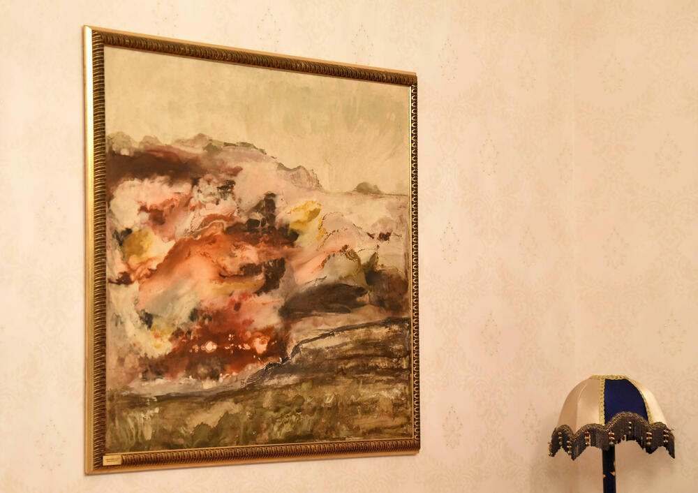 <p>Plavi dvorac izgrađen je 1895. za potrebe prestolonasljednika Danila Petrovića Njegoša, koji nije dočekao dolazak na tron</p>  <p>U rezidenciji se nalazili gimnazija i muzej, a tokom 90-ih je održavano &ldquo;Cetinjsko bijenale&rdquo;</p>  <p>Zgrada nije u dobrom stanju, pogotovo krov, fasada, tapete...</p>