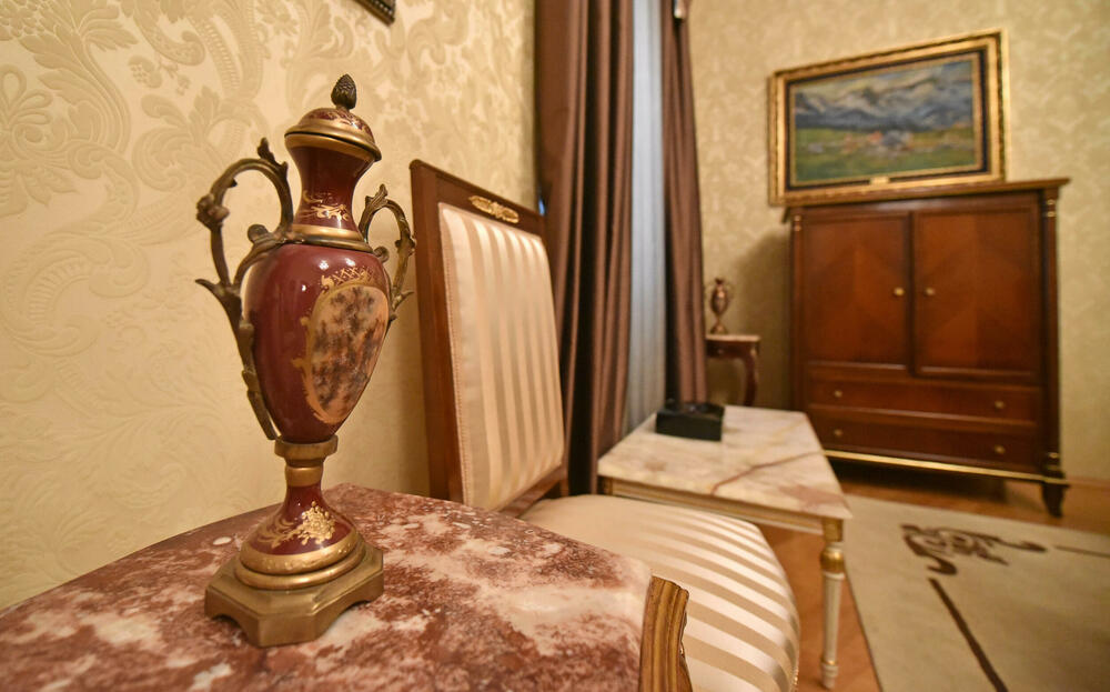 <p>Plavi dvorac izgrađen je 1895. za potrebe prestolonasljednika Danila Petrovića Njegoša, koji nije dočekao dolazak na tron</p>  <p>U rezidenciji se nalazili gimnazija i muzej, a tokom 90-ih je održavano &ldquo;Cetinjsko bijenale&rdquo;</p>  <p>Zgrada nije u dobrom stanju, pogotovo krov, fasada, tapete...</p>