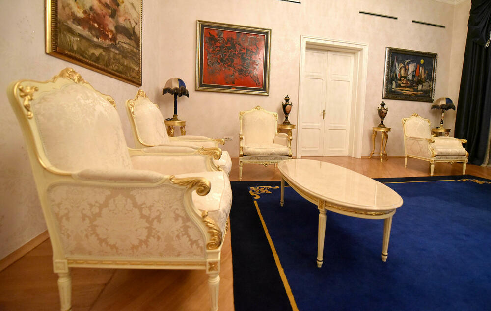 <p>Plavi dvorac izgrađen je 1895. za potrebe prestolonasljednika Danila Petrovića Njegoša, koji nije dočekao dolazak na tron</p>  <p>U rezidenciji se nalazili gimnazija i muzej, a tokom 90-ih je održavano &ldquo;Cetinjsko bijenale&rdquo;</p>  <p>Zgrada nije u dobrom stanju, pogotovo krov, fasada, tapete...</p>