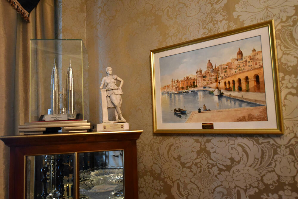 <p>Plavi dvorac izgrađen je 1895. za potrebe prestolonasljednika Danila Petrovića Njegoša, koji nije dočekao dolazak na tron</p>  <p>U rezidenciji se nalazili gimnazija i muzej, a tokom 90-ih je održavano &ldquo;Cetinjsko bijenale&rdquo;</p>  <p>Zgrada nije u dobrom stanju, pogotovo krov, fasada, tapete...</p>