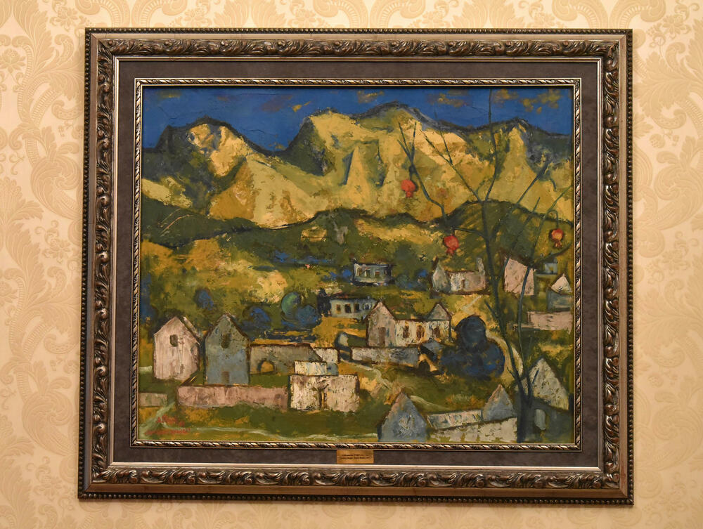 <p>Plavi dvorac izgrađen je 1895. za potrebe prestolonasljednika Danila Petrovića Njegoša, koji nije dočekao dolazak na tron</p>  <p>U rezidenciji se nalazili gimnazija i muzej, a tokom 90-ih je održavano &ldquo;Cetinjsko bijenale&rdquo;</p>  <p>Zgrada nije u dobrom stanju, pogotovo krov, fasada, tapete...</p>