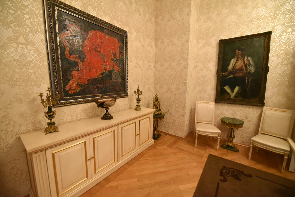 <p>Plavi dvorac izgrađen je 1895. za potrebe prestolonasljednika Danila Petrovića Njegoša, koji nije dočekao dolazak na tron</p>  <p>U rezidenciji se nalazili gimnazija i muzej, a tokom 90-ih je održavano &ldquo;Cetinjsko bijenale&rdquo;</p>  <p>Zgrada nije u dobrom stanju, pogotovo krov, fasada, tapete...</p>