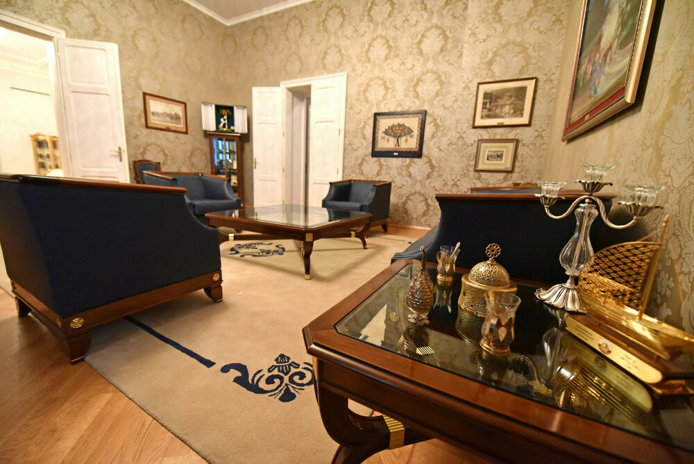 <p>Plavi dvorac izgrađen je 1895. za potrebe prestolonasljednika Danila Petrovića Njegoša, koji nije dočekao dolazak na tron</p>  <p>U rezidenciji se nalazili gimnazija i muzej, a tokom 90-ih je održavano &ldquo;Cetinjsko bijenale&rdquo;</p>  <p>Zgrada nije u dobrom stanju, pogotovo krov, fasada, tapete...</p>