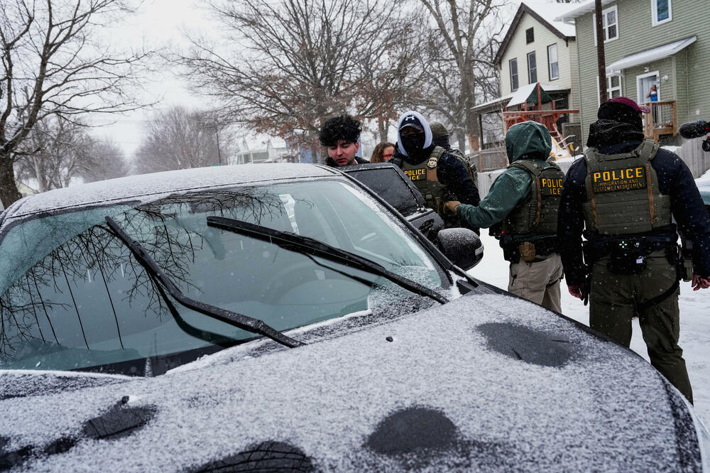Muškarca odvode do automobila nakon što su ga zadržali agenti Službe za imigraciju i carine (ICE) tokom racije: Danas u Mineapolisu, Foto: Reuters