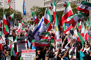Više hiljada demonstranata okupilo se u Los Anđelesu u znak...