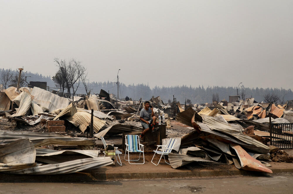 <p>Na konferenciji za novinare u teško pogođenom gradu Konsepsion u regiji Biobio, predsjednik Čile Gabrijel Borić je izrazio podršku i saučešće zbog žrtava, i upozorio da se očekuje da se broj nastradalih i uništenih domova poveća</p>